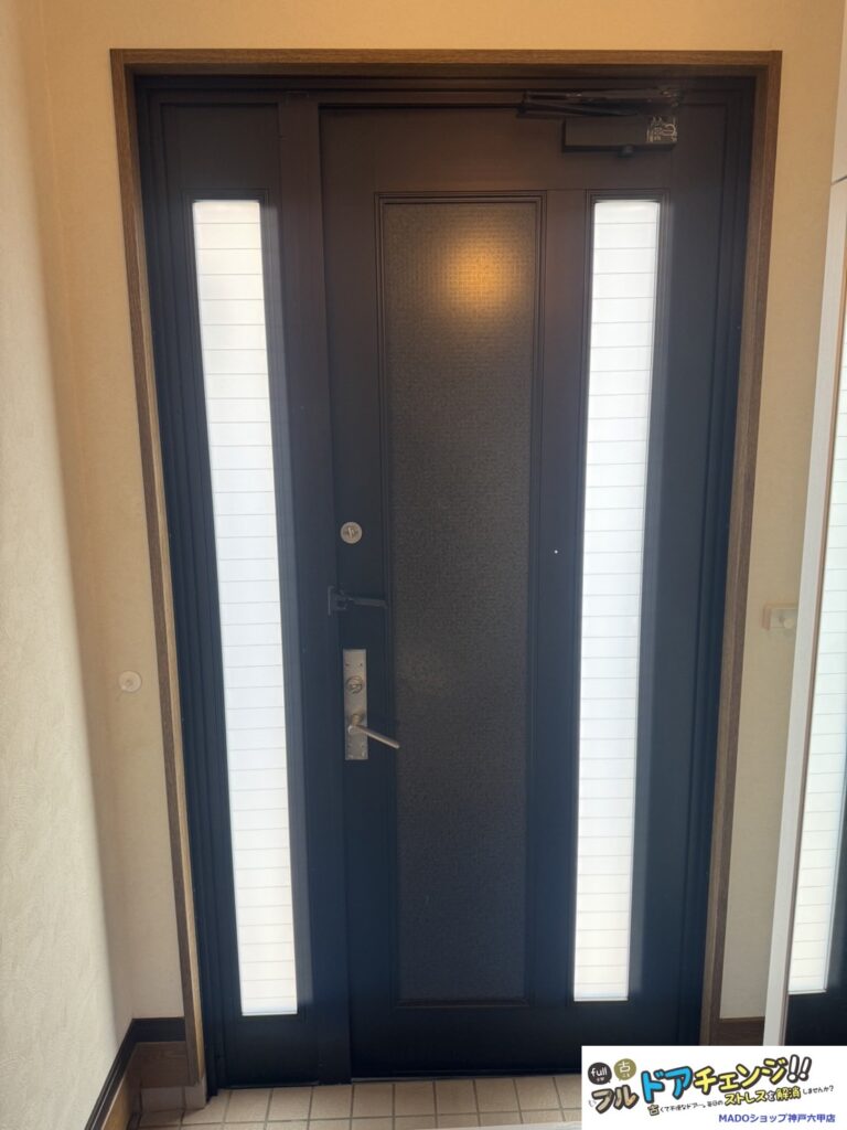 親扉、子扉共に採光ガラスがあり明るい玄関ですね。