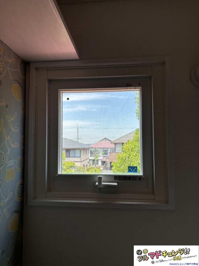 窓交換では窓のタイプを変えることが出来ます！<br />
ルーバー窓からたてすべりだし窓に。<br />
￥144.045(施工費込み)から補助額￥109.000！<br />
ガラスに真空トリプルガラスを採用することで先進的窓リノベSSグレードにグレードUP！