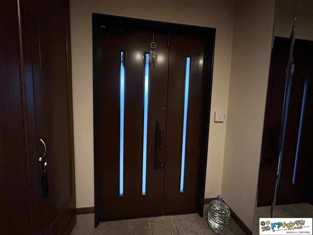 親扉、子扉共に採光がありますがスリットが細く明るさを感じれません💦<br />
開口は広いためカバー工法で玄関ドアを交換しても広さは確保されそうです！