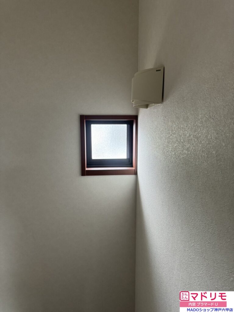 階段踊り場の小窓です。<br />
W308×H307の小サイズ。