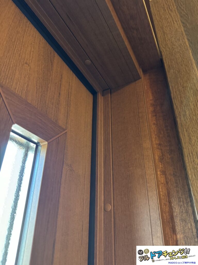 カバー工法は既存のドア枠の上から新しいドア枠を被せてドアを新しくします。<br />
既存のドア枠を隠すために内額縁を取り付けます。<br />
木枠と似た色にすると違和感を感じにくいかと思います。<br />
今回内額縁は40を採用。